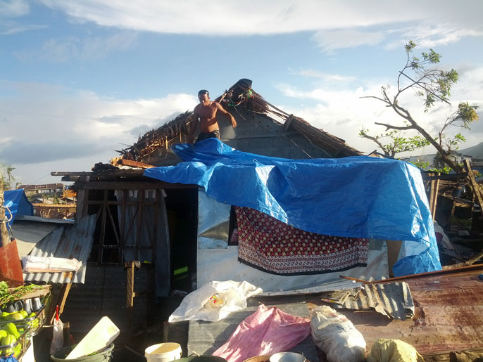 قلة من سكان تاكلوبان عادوا لبناء منازلهم دون انتظار مبادرة الحكومة