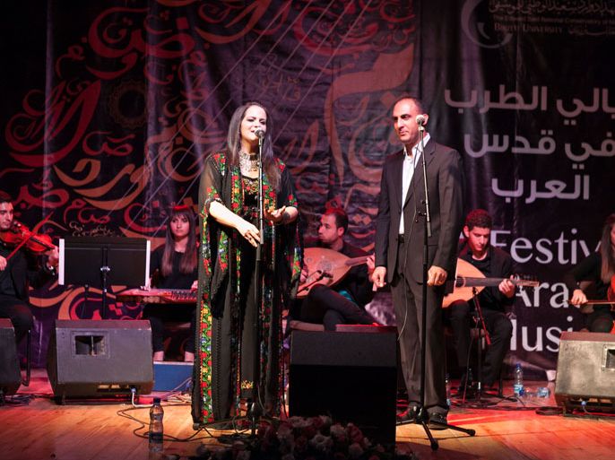 أستاذ الإيقاع هاني أبو اسعد والفنانة سميرة خروبي خلال عرض لفرقة "مقامات القدس