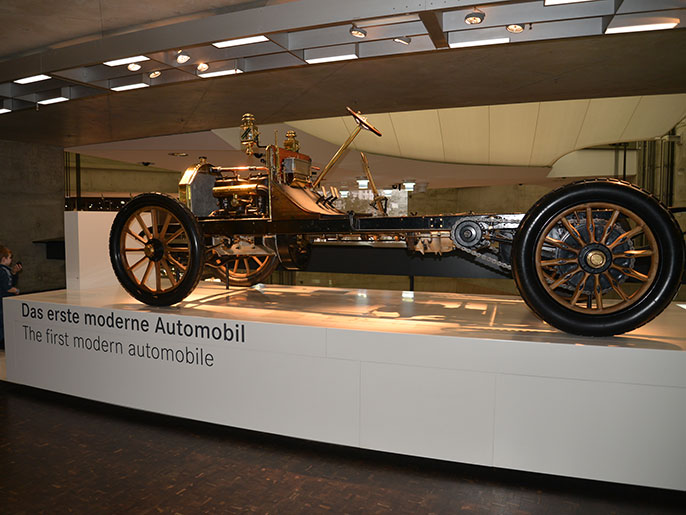 أول سيارة عصرية بالعالم من إنتاج مرسيدس . الجزيرة نت