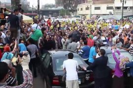 معارضو الانقلاب يتظاهرون أمام دار القضاء العالي في القاهرة احتجاجا على محاكمة مرسي