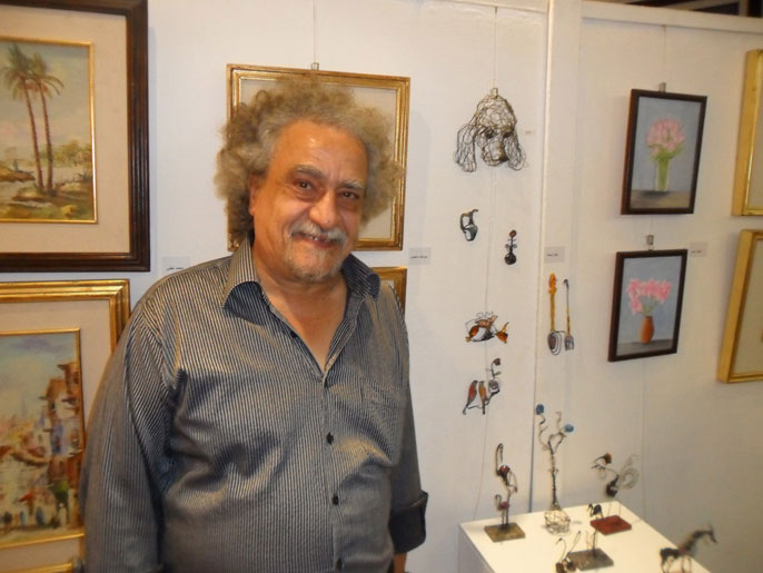 ‪جلال جمعة: شارك في المعرض بمجسمات نحتية يستخدم فيها الأسلاك‬ (الجزيرة)