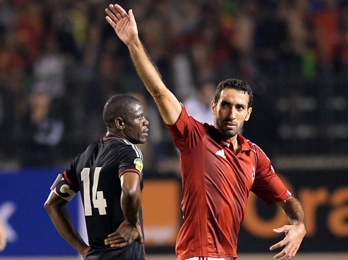Egyptian Mohamed Aboutreika (L) of al-Ahly waves to the fans during their African Champions League second leg final match against South Africa's Orlando Pirates in Cairo on November 10, 2013. AFP PHOTO / KHALED DESOUKI