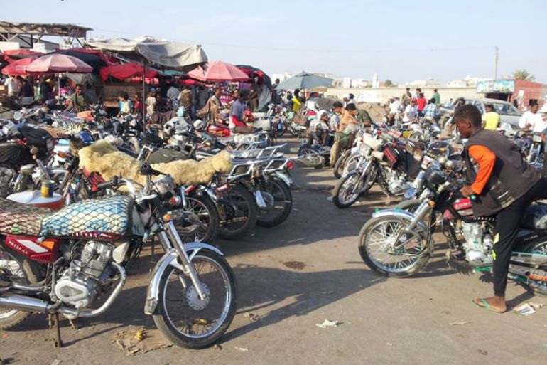 تشير بعض التقديرات إلى وجود أكثر من 250 ألف دراجة نارية في اليمن (الجزيرة نت)5