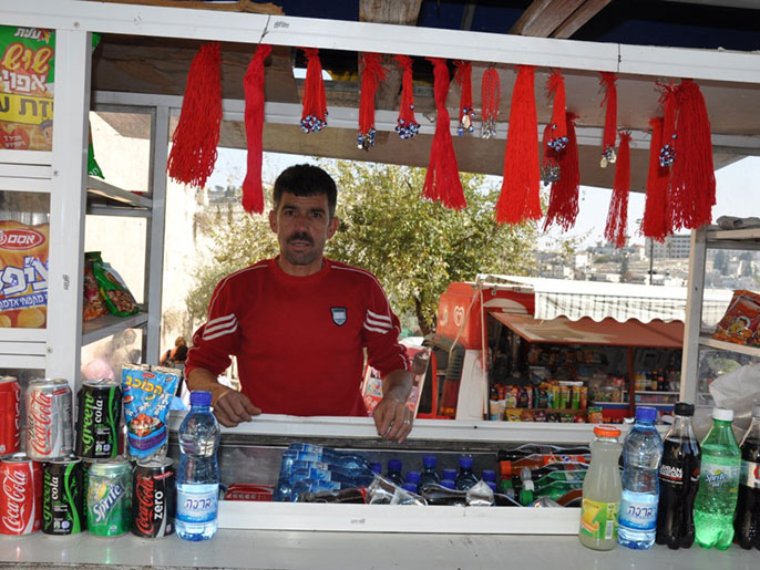 محمد أبو هدوان عاطل عن العمل تحول لبائع عصائر متجول (الجزيرة نت)