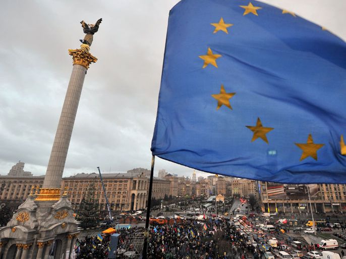 SUP-952 - Kiev, -, UKRAINE : An EU flag flies on November 29, 2013 on Independence Square during an opposition protest in Kiev. Ukrainian authorities on November 29 deployed hundreds of riot police to central Kiev where thousands of protesters gathered after President Viktor Yanukovych failed to salvage a key deal with the European Union. Earlier in the day, thousands of Ukrainians locked hands in a symbolic chain linking their ex-Soviet country to the European Union. Protesters formed a human chain that began in the Independence Square and ran along the main Kreshchatyk thoroughfare and other streets. AFP PHOTO/ GENYA SAVILOV