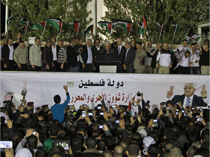 حشود فلسطينية تحتفل بالأسرى المحررين