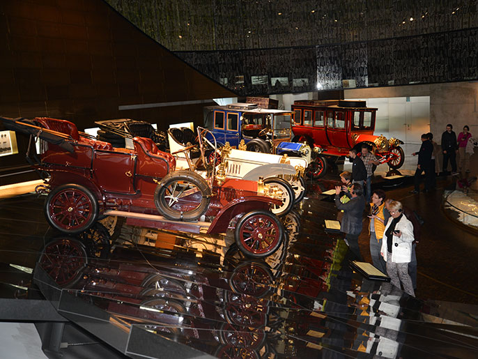 سيارات مرسيدس فاخرة بمقاييس عشرينات القرن الماضي. الجزيرة نت