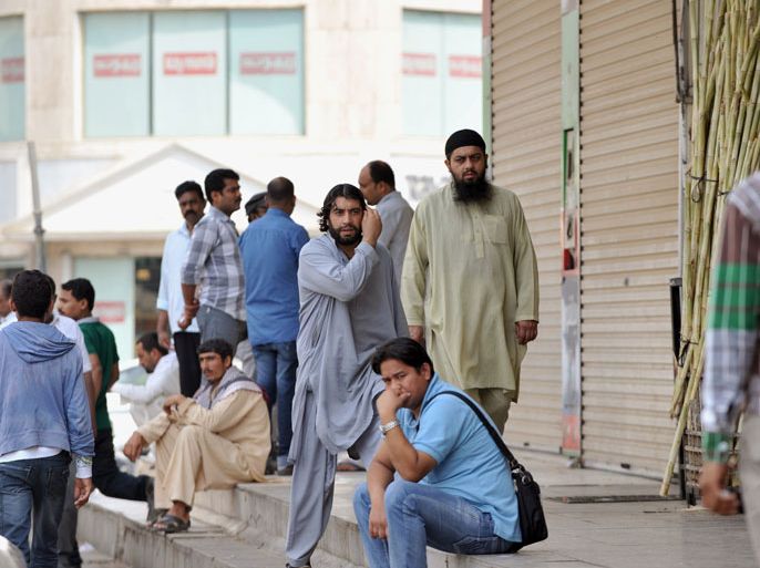 FN944 - Riyadh, -, SAUDI ARABIA : Foreign workers gather outside close to the Saudi immigration ministry as Saudi security began their search campaign against illegal laborers, on November 4, 2013 in downtown of Riyadh. A new four-month deadline ends for illegal foreign workers to regularise their status, leave the country, or risk imprisonment. AFP PHOTO/FAYEZ NURELDINE