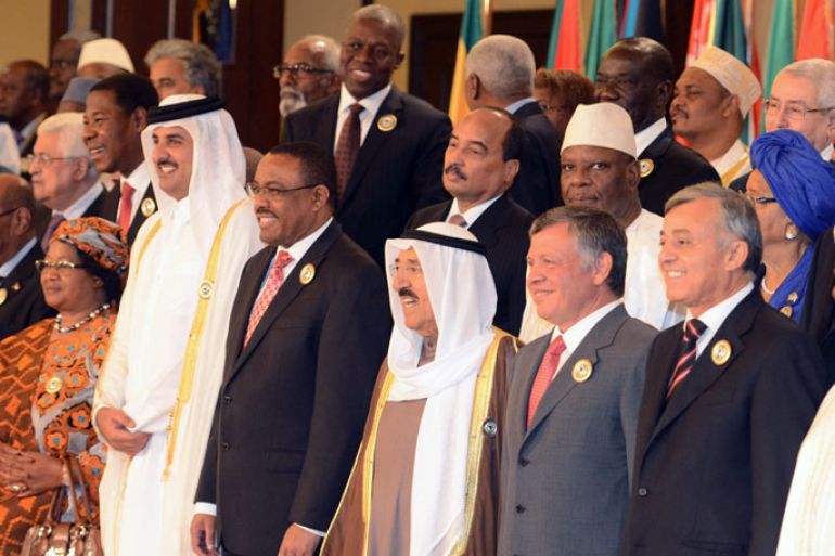 YAZ91 - Kuwait City, -, KUWAIT : Arab and African leaders pose for a group picture ahead of the Arab-African summit at Bayan Royal Palace in Kuwait city on November 17, 2013. The heads of state are set to review steps to promote economic ties between wealthy Gulf states and investment-thirsty Africa. AFP PHOTO/YASSER AL-ZAYYAT