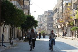 أهالي الغوطة يركبون الدراجات الهوائية لعدم توفر الوقود اللازم لوسائل المواصلات