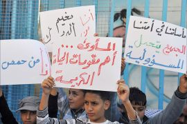 لاجئون فارون من سوريا خلال وقفة احتجاجية أمام مقر أونروا بغزة في وقت سابق
