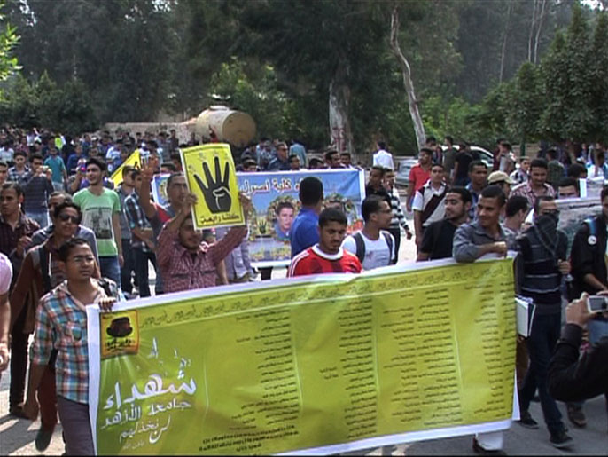 ‪تظاهرات طلاب الأزهر مصدر قلق كبير للانقلابيين ولإدارة الجامعة‬ (الجزيرة)