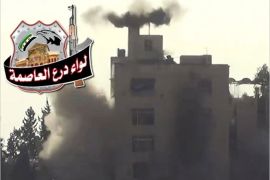 صور لمبنى عسكري دمره الثوار السوريون في حرستا