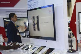 سلسلة من أجهزة هواوي الذكية خلال عرضها في أسبوع جيتكس 2013 في دبي