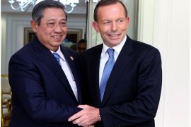 Indonesian President Susilo Bambang Yudhoyono (L) welcoming Australian Opposition Leader Tony Abbott (R) before their meeting at the Presidential office in Jakarta, Indonesia, 15 October 2012. Abbot begins his three day visit to Indonesian to discuss important bilateral relationship. EPA/ADI WEDA