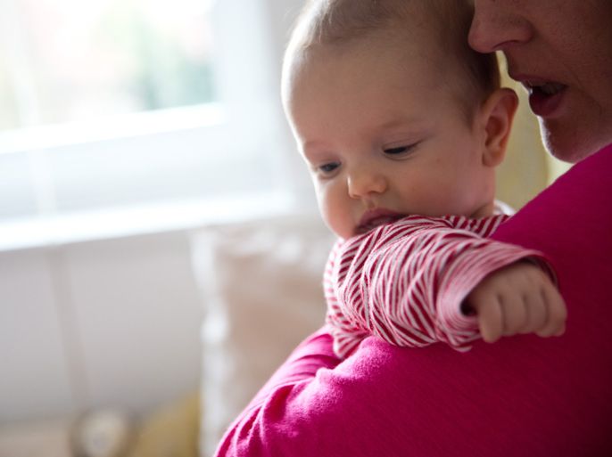 الاتصال الجسدي بين الرضع والآباء يدعم التطور اللغوي لديهم