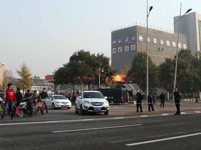 Policemen cordon off a street after an explosion outside a provincial headquarters of China's ruling Communist Party in Taiyuan, north China's Shanxi province on November 6, 2013. A series of devices packed with ball-bearings exploded outside a provincial headquarters of China's ruling Communist Party on November 6, police and reports said. CHINA OUT AFP PHOTO