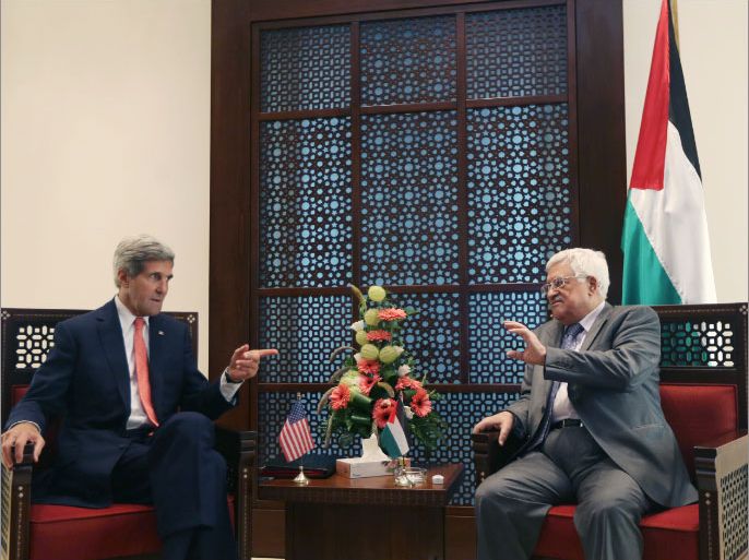 epa03938004 US Secretary of State John Kerry (L) meets with Palestinian President Mahmoud Abbas in the West Bank city of Bethlehem, 06 November 2013. Kerry began a day of meetings in Jerusalem and Bethlehem aimed at rescuing the faltering three-month-old Israeli-Palestinian peace talks. Kerry met Israeli Prime Minister Benjamin Netanyahu earlier in the day. EPA/FADI AROURI / POOL