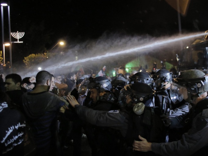 ‪الشرطة الإسرائيلية تفرق مظاهرة تضامنية مع فلسطينيي النقب‬ (رويترز)