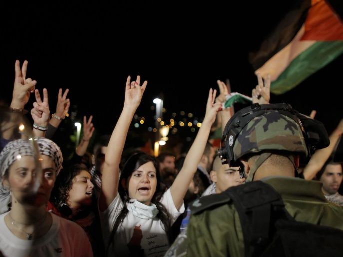 Israeli Arab protesters gesture during a demonstration showing solidarity with Bedouin Arabs who are against a government displacement plan for Bedouins in the Southern Negev desert in the northern city of Haifa November 30, 2013. REUTERS/Ammar Awad (ISRAEL - Tags: CIVIL UNREST RELIGION POLITICS)