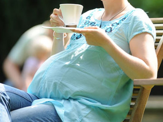 ينبغي على الحامل تناول لترين إلى لترين ونصف من السوائل يوميا من البداية