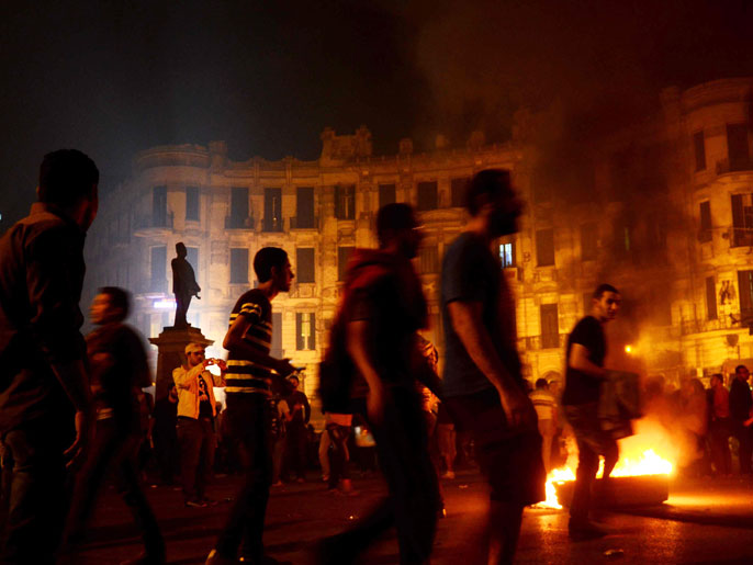 ‪متظاهرون يواجهون قوات الأمن بطلعت حرب بالقاهرة مساء الثلاثاء‬ (الفرنسية)