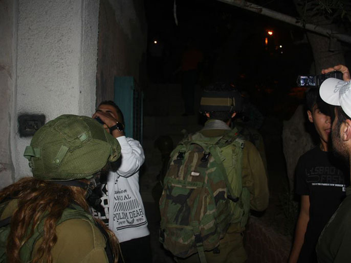 ‪جنود الاحتلال لا يتورعون عن اقتحام المنازل‬ (الجزيرة)