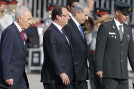 French President Francois Hollande (C) walks alongside his Israeli counterpart Shimon Peres (L) and Israeli Prime Minister Benjamin Netanyahu (C-back) upon his arrival at Ben Gurion International Airport on November 17, 2013 in Tel Aviv. Hollande landed at Israel's Ben Gurion airport for a three-day visit likely to be dominated by the Iranian nuclear issue, an AFP correspondent said. AFP PHOTO / MARCO LONGARI