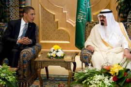 epa01749935 US President Barack Obama (L) meets with Saudi King Abdullah at the King's Farm in Janadriyah, Saudi Arabia on 03 June 2009. Obama is attempting to open a dialogue with the Muslim world by visiting Abdullah and delivering a major speech in Cairo later this week. EPA/MATTHEW CAVANAU
