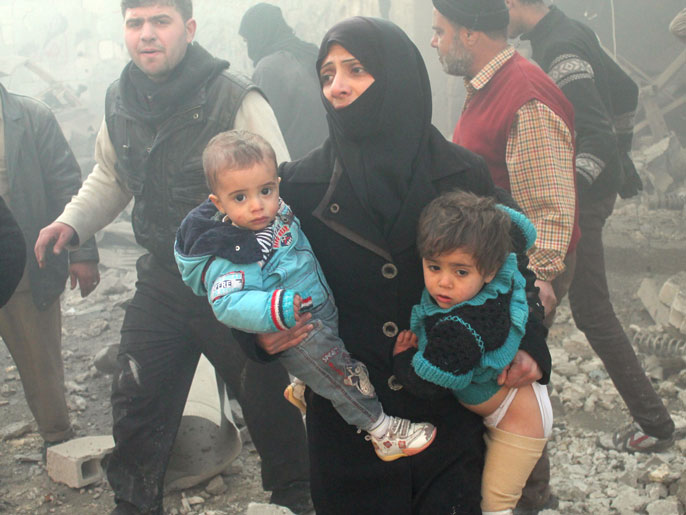 أم تهرب من جحيم القصف بالبراميل المتفجرة في حلب (الفرنسية)