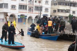 - قوارب الإنقاذ تحمل اسر فلسطينية في حي المنارة المنكوب