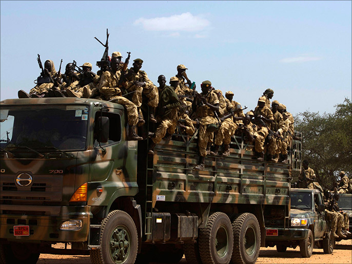جنود حكوميون يتوجهون إلى جبهات القتال في جنوب السودان (رويترز)
