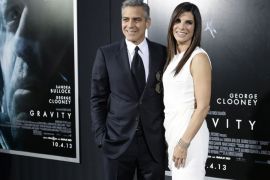 epa03892030 US actor George Clooney (L) and US actress Sandra Bullock arrive for the premiere of their new movie 'Gravity' at the AMC Lincoln Square Theater in New York, New York, USA, 01 October 2013 EPA/JASON SZENES