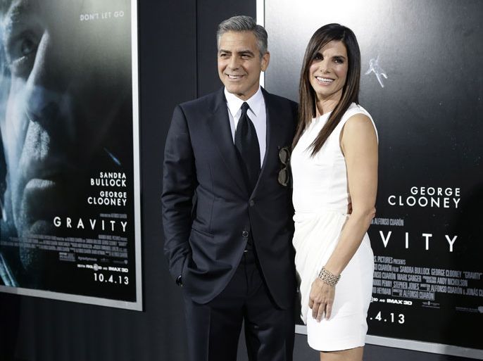 epa03892030 US actor George Clooney (L) and US actress Sandra Bullock arrive for the premiere of their new movie 'Gravity' at the AMC Lincoln Square Theater in New York, New York, USA, 01 October 2013 EPA/JASON SZENES