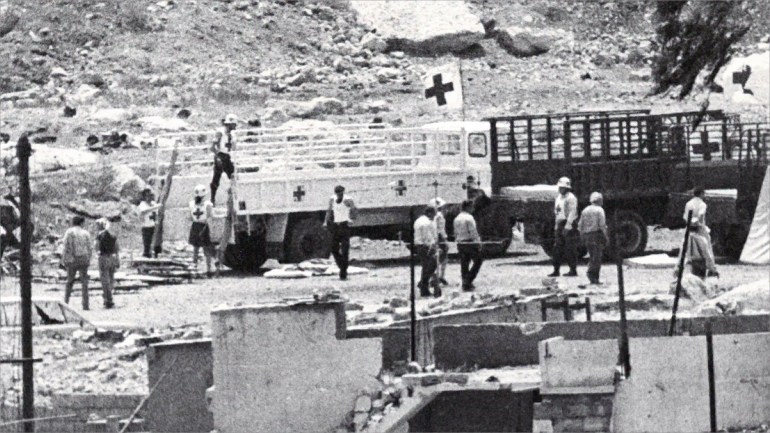 مسعفو الصليب الأحمر يستعدون لإخلاء جرحى من تل الزعتر (الجزيرة)- خاصة بتغطية " مارلين الفرنسية إبنة تل الزعتر"