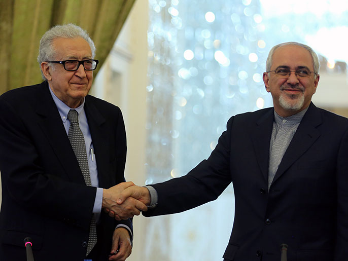 ظريف (يمين) قال إن أبواب إيران مفتوحة للإبراهيمي لإحلال السلام بسوريا (الأوروبية) 