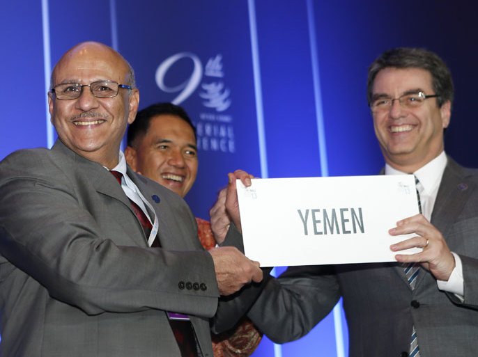 epa03976098 Yemen Industry and Trade Minister Saadaldeen Talib (L) receive a placard from WTO Director General Roberto Azevedo of Brazil (R) as a new member of WTO during a plenary session at the Ninth World Trade Organization (WTO) Ministerial Conference in Nusa Dua, Bali, Indonesia, 04 December 2013. Indonesia's resort island of Bali is hosting the Ninth WTO Ministerial Conference from 03- 06 December 2013. EPA/MADE NAGI