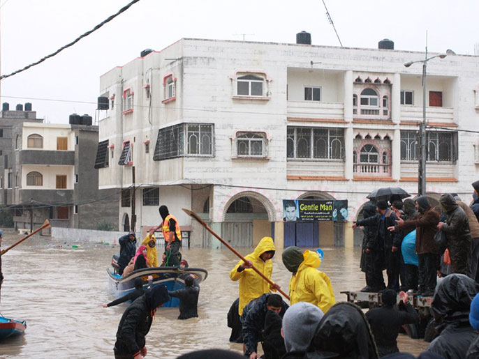 أحد الأحياء في غزة وقد غرقت أجزاء من منازله جراء الأمطار الأخيرة (الجزيرة)