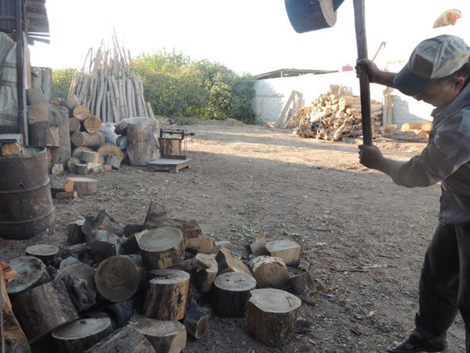 قطع الأشجار للحصول على الحطب استعدادا لفصل الشتاء في سوريا (الجزيرة نت)