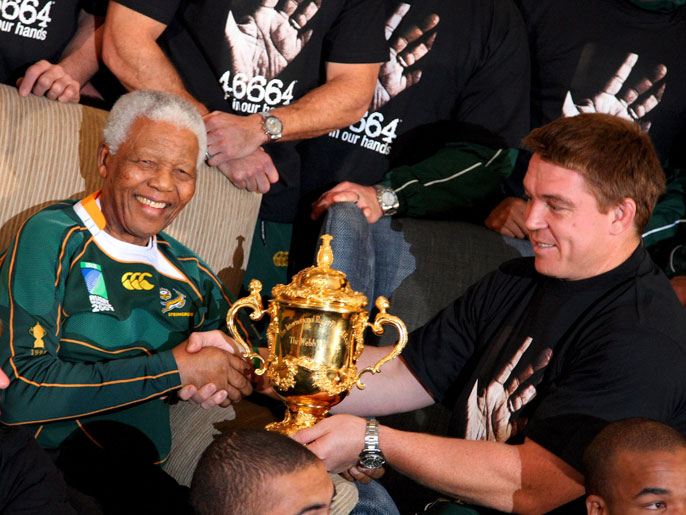 ‪مانديلا حظي بحب أكبر لكثير من السكان البيض حين ارتدى قميص منتخب بلاده للرغبي بمونديال 1995‬ (الأوروبية-أرشيف)