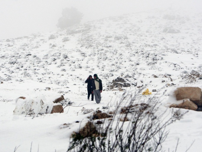 العاصفة الثلجية شلت مناحي الحياة بالضفة الغربية (أسوشيتد برس)