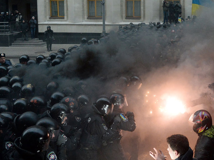 ‪اشتباكات بين الشرطة والمتظاهرين‬ اشتباكات بين الشرطة والمتظاهرين (الفرنسية)