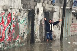 مواطن يناشد انقاذ منزله بعد غرقه بمياه الأمطار والصرف الصحي
