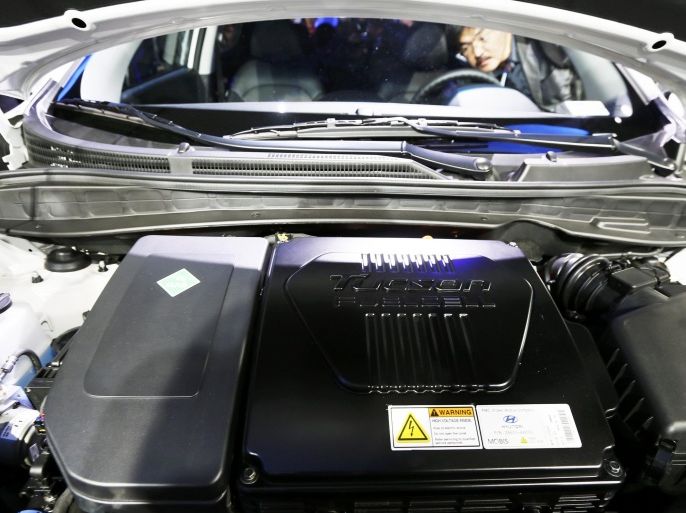 An auto show attendee checks out the interior of the 2014 Hyundai Tuscon Fuel Cell during the 2013 Los Angeles Auto Show in Los Angeles, California November 20, 2013. REUTERS/Lucy Nicholson (UNITED STATES - Tags: TRANSPORT BUSINESS)