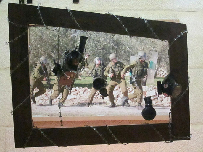 ‪أسلاك شائكة وقنابل غاز في لوحات فنية‬ (الجزيرة نت)
