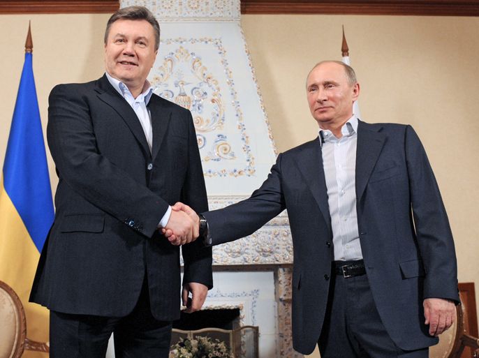 epa03609663 Russian President Vladimir Putin (R) shakes hands with Ukrainian President Viktor Yanukovych prior to their talks at Zavidovo residence outside Moscow, Russia, 04 March 2013. EPA/ALEKSEY DRUGINYN/RIA NOVOSTI POOL