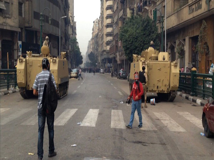 مدرعات الجيش أغلقت مداخل الميدان بعد مغادرة المتظاهرين (الجزيرة)