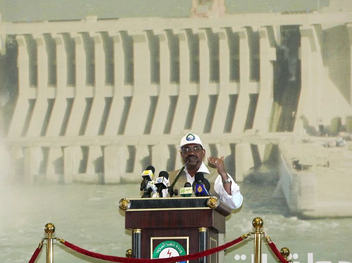 epa02108504 Sudanese President Omar el Bashir waves his cane after opening the last turbines of the Chinese-built Merowe Dam in Sudan's Nubia region 08 April 2010. The dam, one of the largest in Africa, created a 185 kilometer by 20 kilometer lake on the Nile River and will provide Sudan with a more stable power grid as well as revenues from energy sales to country in the region. EPA/MIKE NELSON