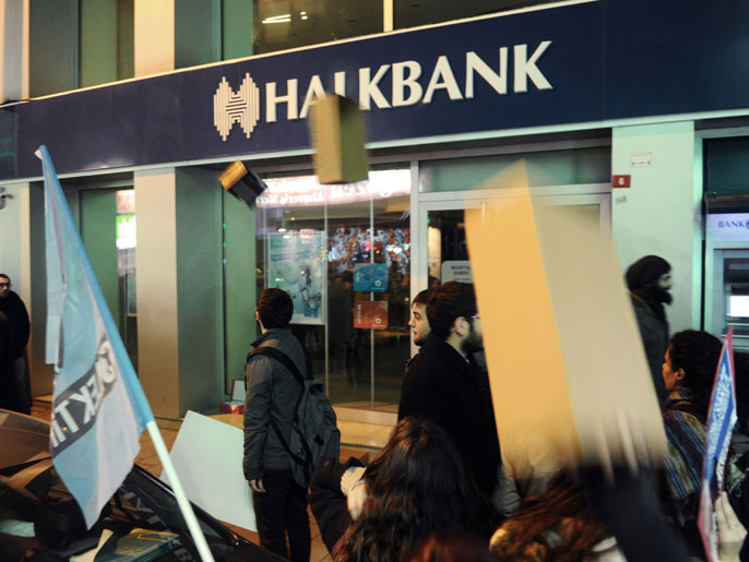 من بين المعتقلين بتهمة الفساد والرشوة المدير العام لبنك خلق التركي(الفرنسية)