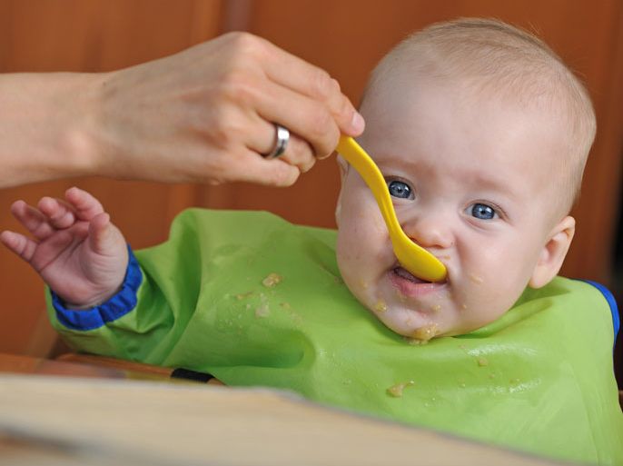 لحماية ظهر الرضيع من التشوهات ينبغي إجلاسه عند الضرورة فقط ولفترة قصيرة، عند إطعامه مثلا